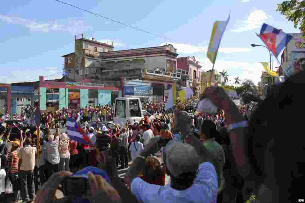 Santiagueros asisten a la misa del papa Benedicto XVI en la Plaza de la Revolución Antonio Maceo.