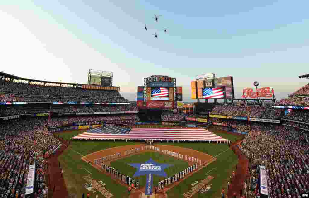 Cuatro helicópteros sobrevuelan el campo durante la ceremonia antes del Juego de las Estrellas de la MLB en el Citi Field de Flushing, Nueva York (EE.UU.).