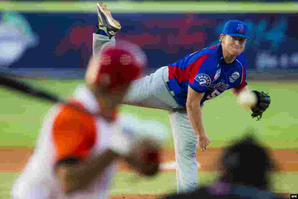 Jhon Leicester, de Tigres del Licey de República Dominicana, lanza una pelota hoy, lunes 3 de febrero de 2014, durante un partido contra Villa Clara de Cuba en el tercer día de la Serie del Caribe 2014, en el Estadio Nueva Esparta, en Margarita (Venezuela). 
